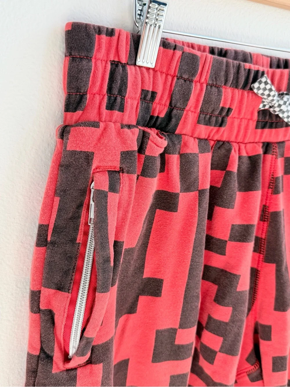 TRUKFIT Red Black Graphic Sweat Shorts Mens L Zip Pocket Raw Hem Streetwear